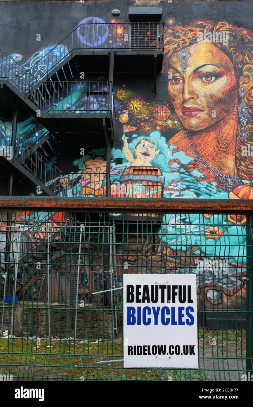 Belle biciclette e graffiti elaborati, Red Lion Street, Northern Quarter, Manchester, Inghilterra, Regno Unito Foto Stock