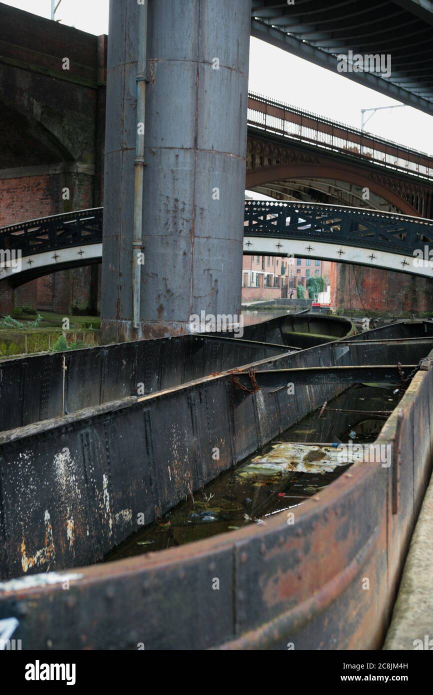 Chiatte di derelict, Bridgewater Canal Basin, Castlefield, Manchester, Inghilterra, Regno Unito Foto Stock