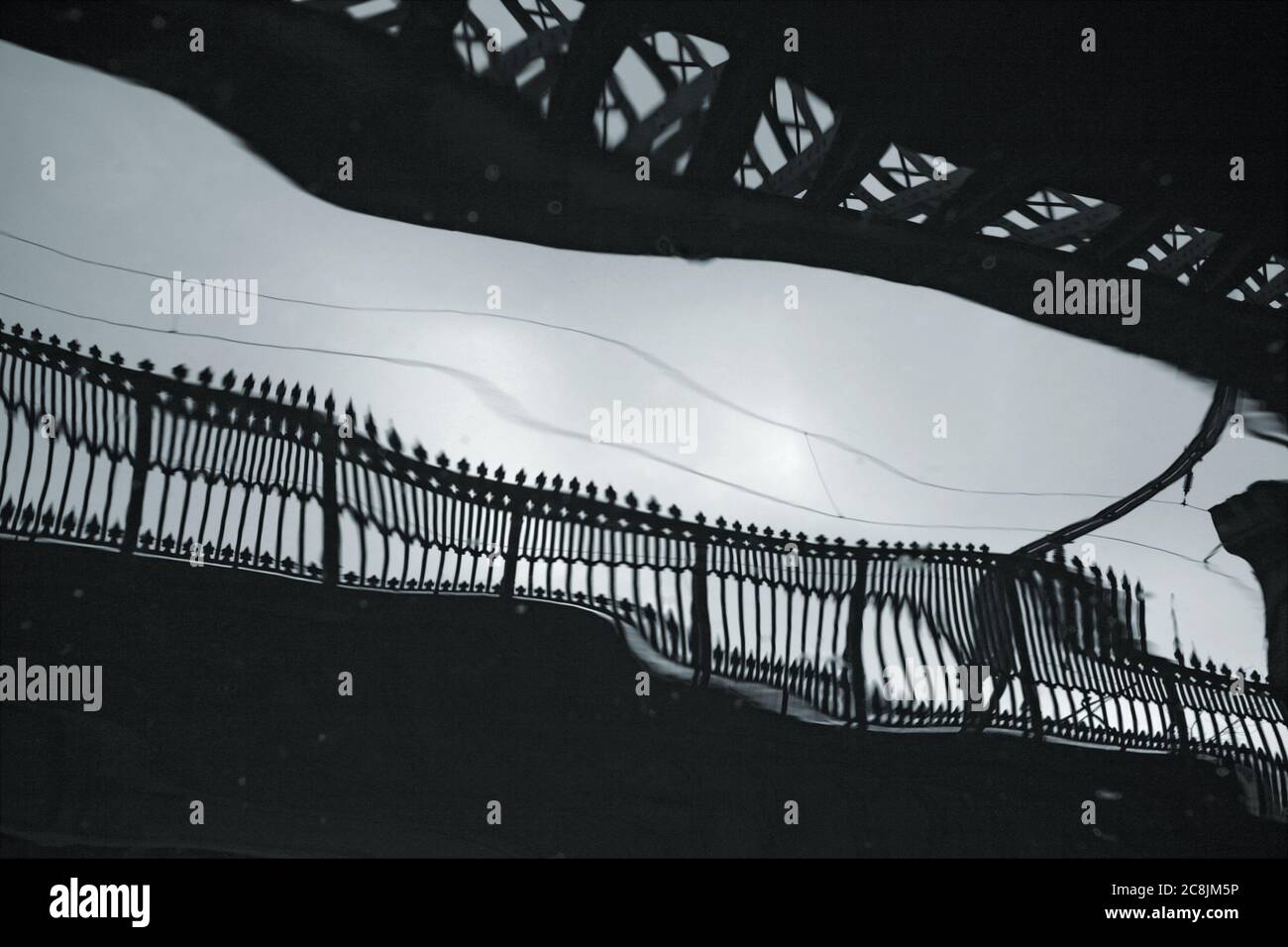 Viadotto si riflette nelle acque del bacino del canale Bridgewater, Castlefield, Manchester, Inghilterra, UK Foto Stock