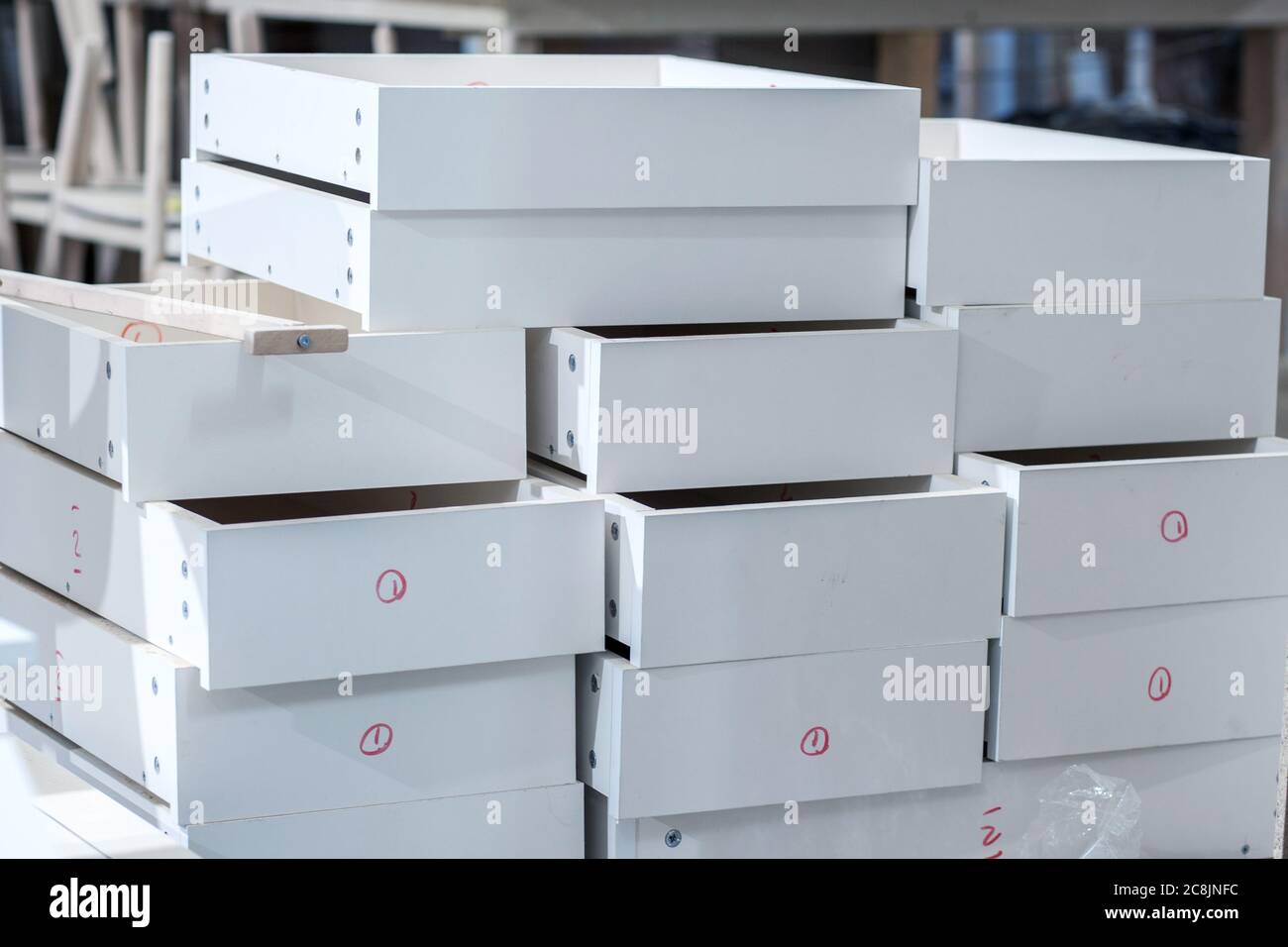 Produzione di mobili in legno in una fabbrica. Ripiani estraibili impilati per armadi. Foto di alta qualità Foto Stock