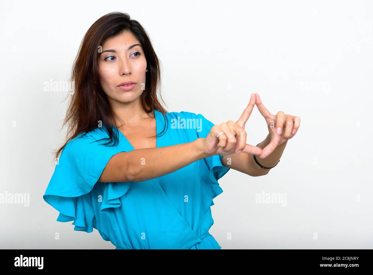 Ritratto di giovane bella donna d'affari che mette a fuoco con le dita Foto Stock