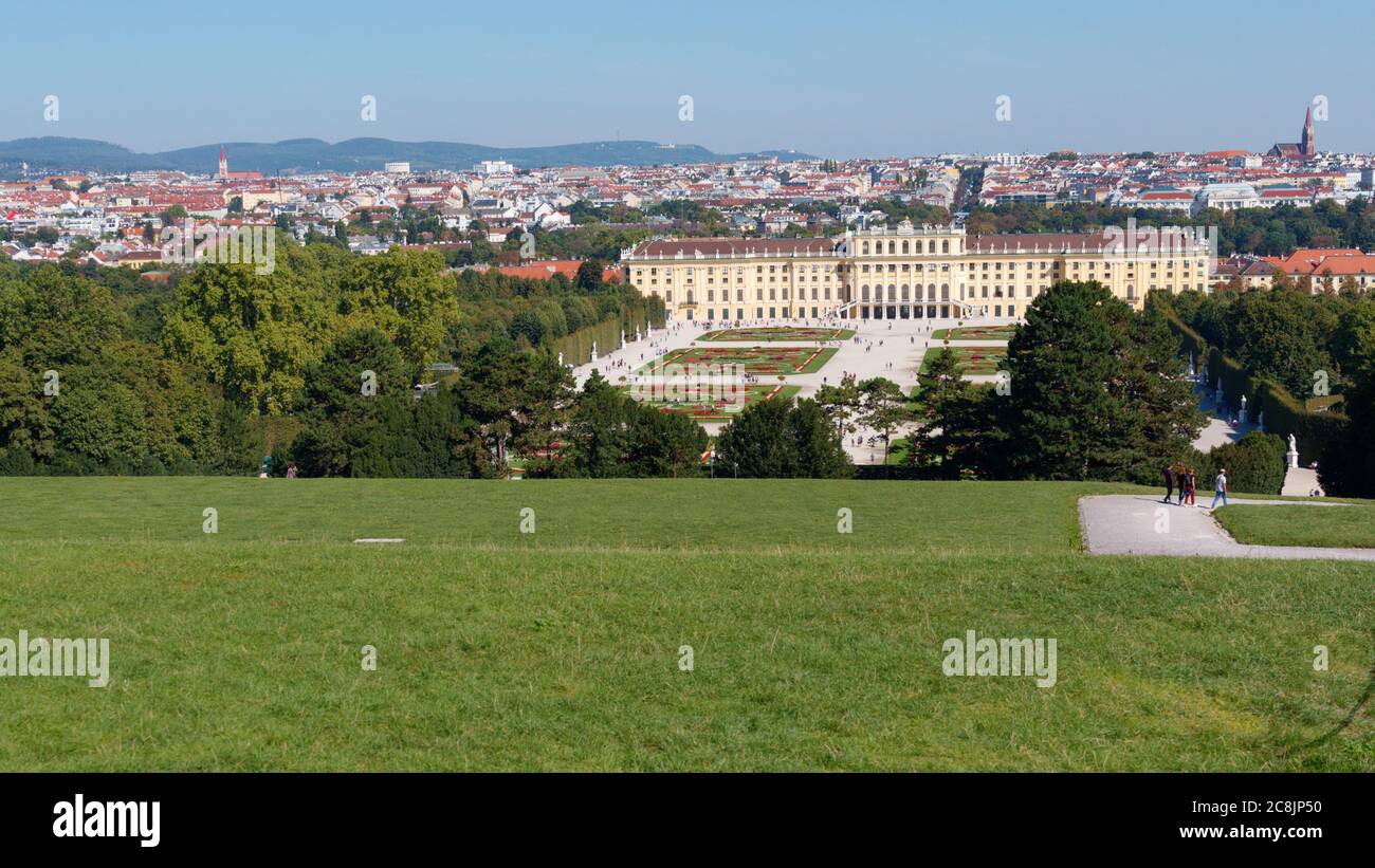 Schonbrunn palazzo, un ex residenza imperiale estiva. Il palazzo e i giardini di Schonbrunn sono dichiarati patrimonio dell'umanità dall'UNESCO Foto Stock