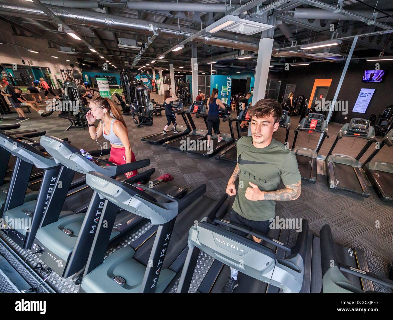 La gente si allena alla PureGym a Leeds, Yorkshire, come palestre al coperto, piscine e impianti sportivi possono riaprire come parte del più recente allentamento delle misure di blocco coronavirus in Inghilterra. Foto Stock