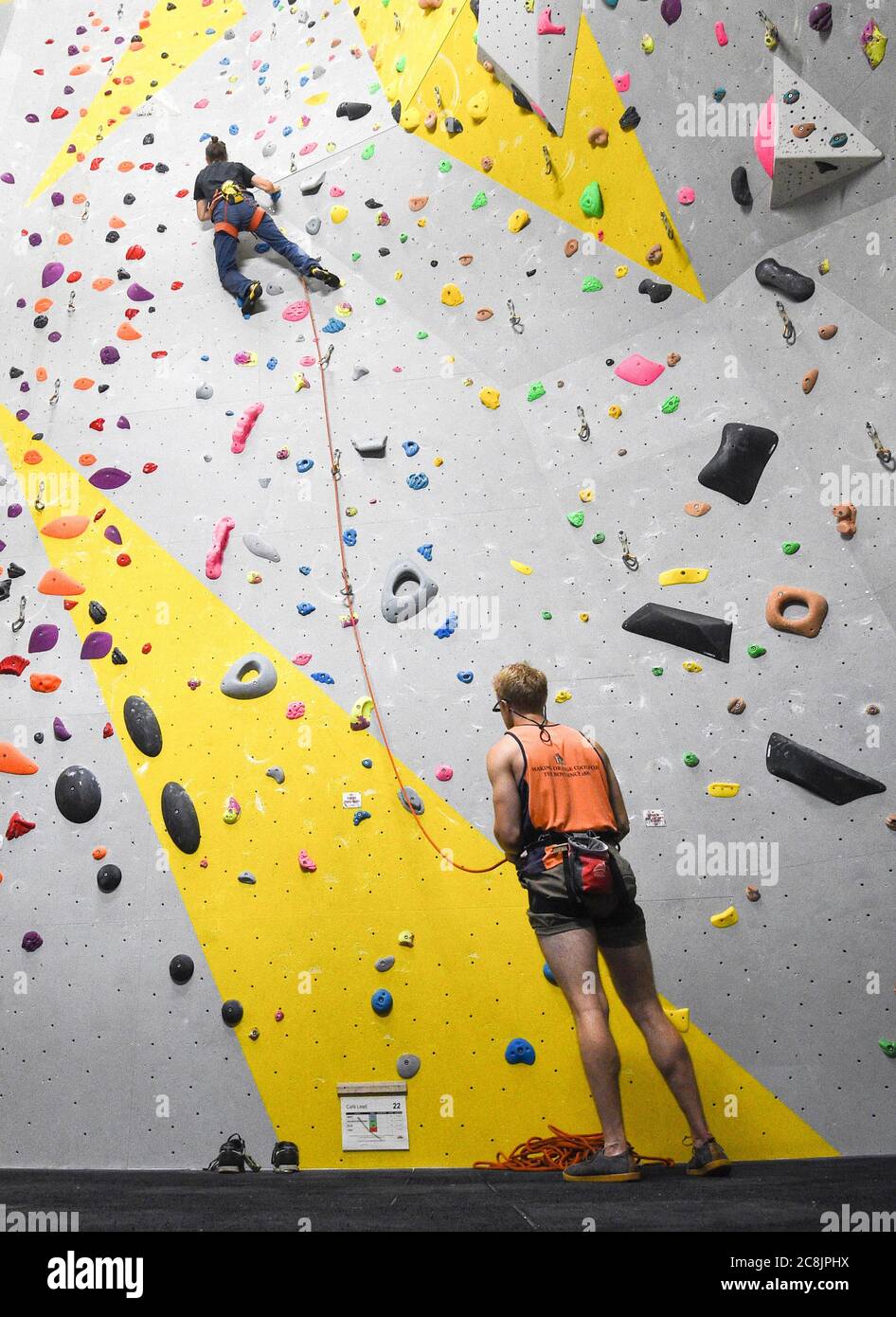 Gli arrampicatori del Castle Climbing Centre, vicino a Finsbury Park, nel nord di Londra, possono riaprire palestre, piscine e impianti sportivi come parte dell'ultimo alleggerimento delle misure di blocco del coronavirus in Inghilterra. Foto Stock