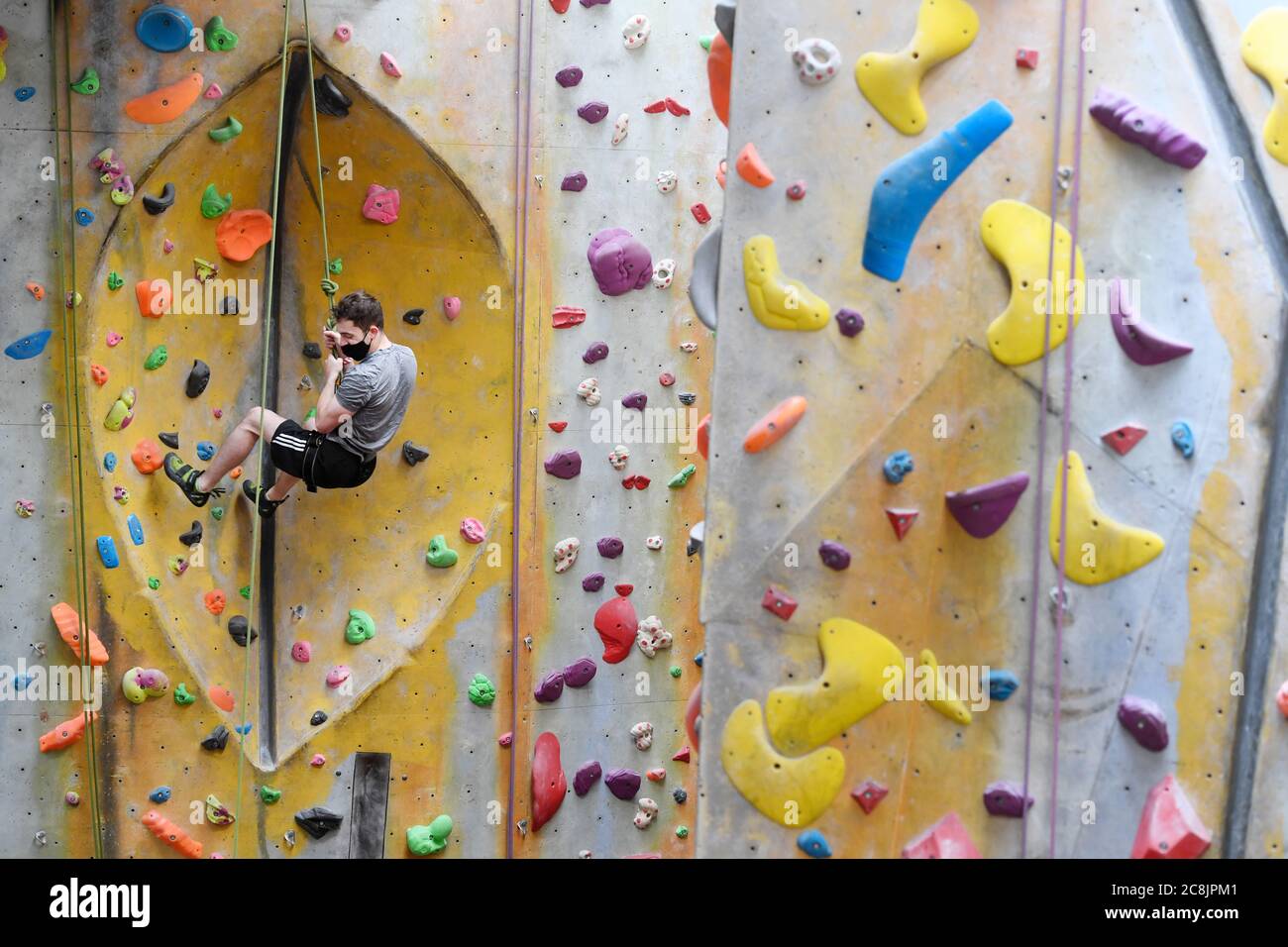 Gli arrampicatori del Castle Climbing Centre, vicino a Finsbury Park, nel nord di Londra, possono riaprire palestre, piscine e impianti sportivi come parte dell'ultimo alleggerimento delle misure di blocco del coronavirus in Inghilterra. Foto Stock