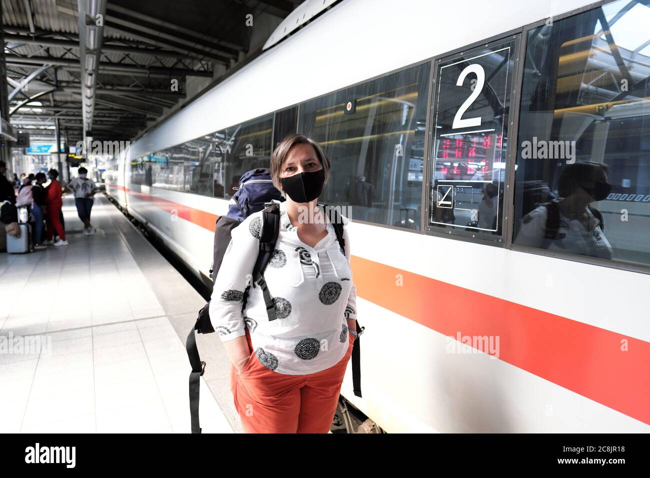 Bruxelles, Belgio una saccopelatrice si prepara a salire a bordo di un treno internazionale per la Germania che indossa una maschera durante la crisi di Coronavirus luglio 2020 Foto Stock