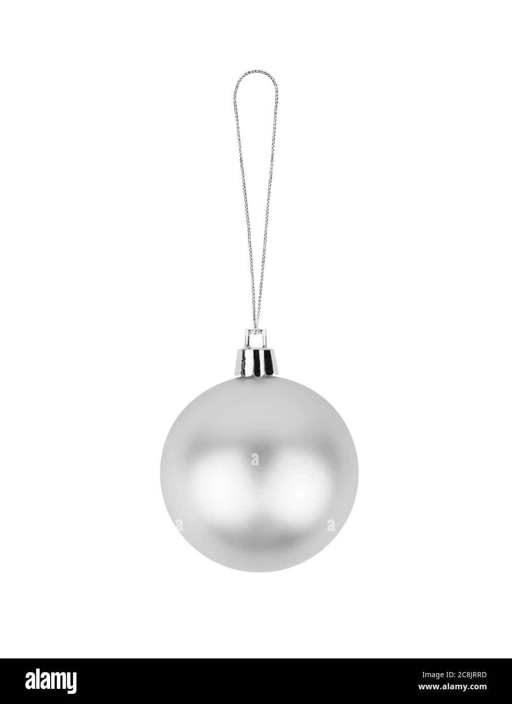 Una palla di vetro argento su sfondo bianco isolato primo piano, decorazione Сhristmas albero, singolo lucido rotondo bauble, tradizionale arredamento di vacanza di nuovo anno Foto Stock