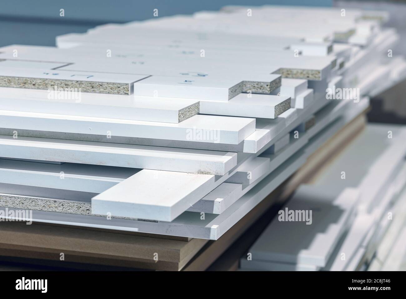 Produzione di mobili in legno in una fabbrica. Tavole bianche impilate insieme. Messa a fuoco selettiva. Foto di alta qualità Foto Stock
