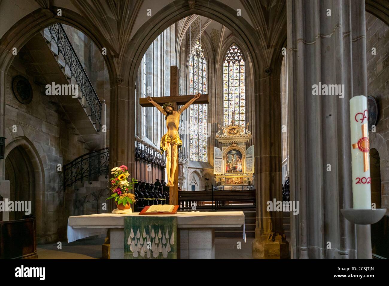 Esslingen, BW / Germania - 21 luglio 2020: Vista interna dell'altare e del coro nella chiesa di St. Dionys a Esslingen Foto Stock