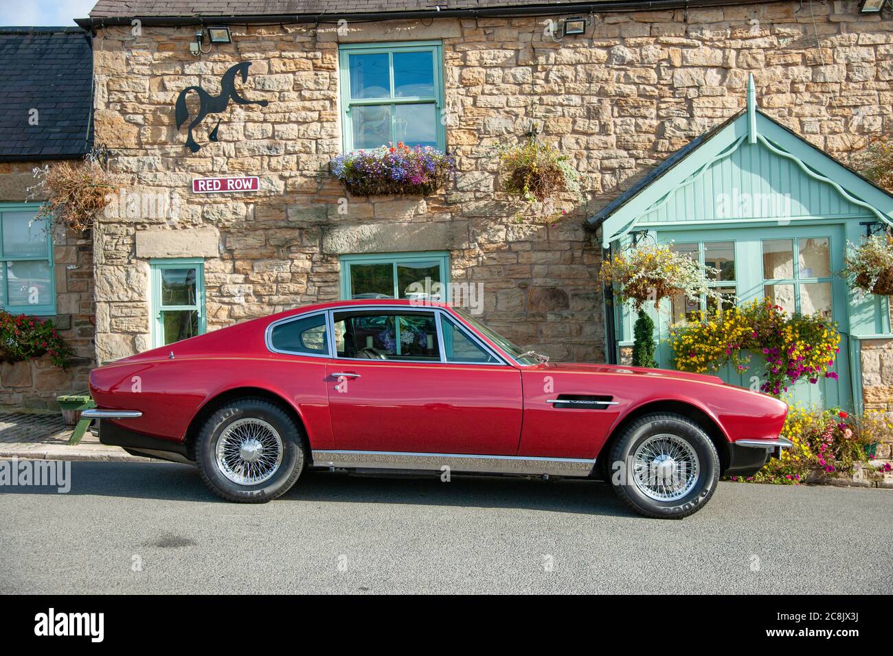 Aston Martin DBS parcheggiato fuori da un pub di campagna su un Giorno d'estate Foto Stock