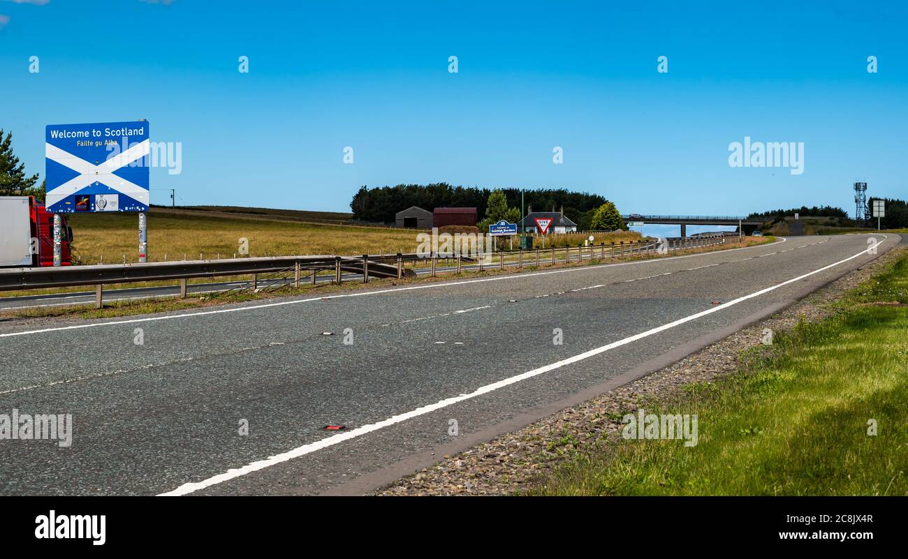 Benvenuti alla Scotland Sungire St Andrew's Cross Sign sulla A1 a doppia carreggiata, senza traffico, confine inglese scozzese, Regno Unito Foto Stock