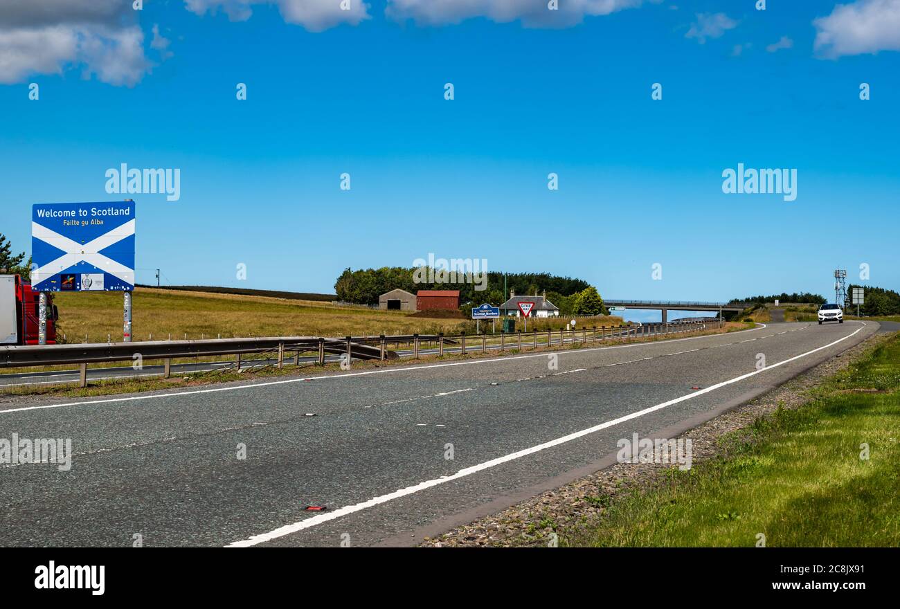 Benvenuti alla Scotland Sungire St Andrew's Cross Sign sulla A1 a doppia carreggiata, senza traffico, confine inglese scozzese, Regno Unito Foto Stock