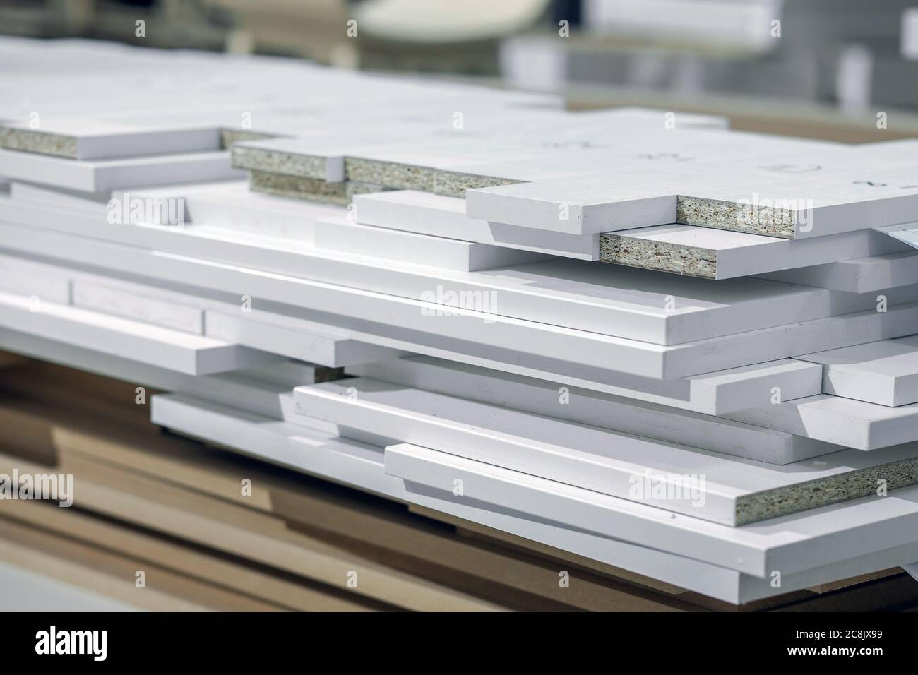 Produzione di mobili in legno in una fabbrica. Tavole bianche impilate insieme. Messa a fuoco selettiva. Foto di alta qualità Foto Stock