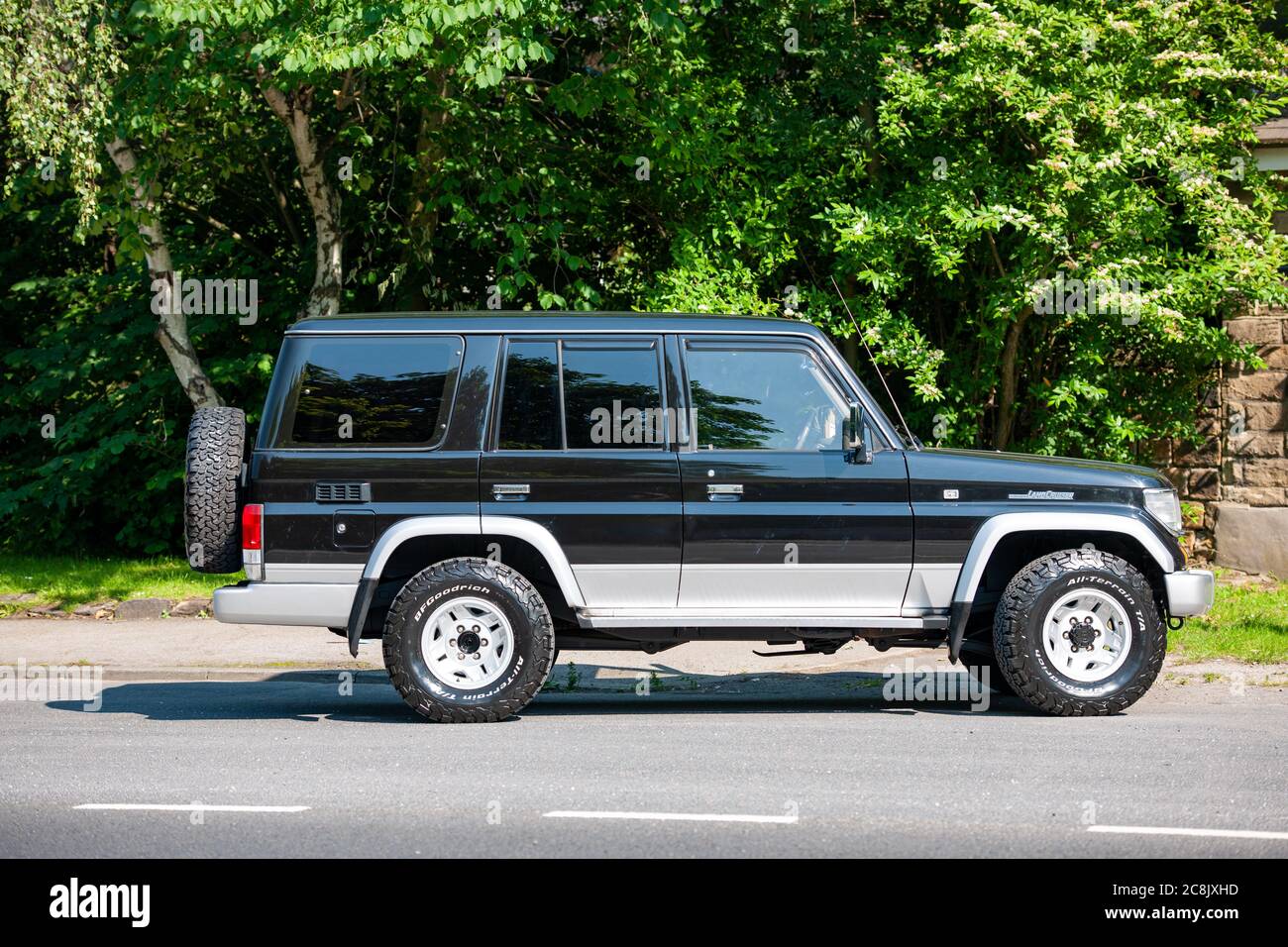 1993 Toyota Land Cruiser Prado parcheggiato su una strada suburbana inglese Foto Stock