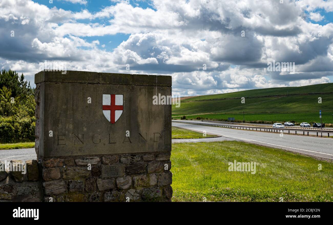 Inghilterra George Cross segno sulla A1, confine inglese scozzese, Scozia, Regno Unito Foto Stock