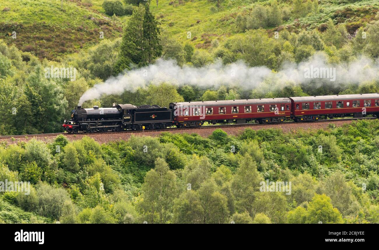 TRENO A VAPORE JACOBITE LINEA HIGHLAND OVEST SCOZIA IN ESTATE IL TRENO E DUE CARROZZE CHE ATTRAVERSANO IL VIADOTTO GLENFINNAN Foto Stock