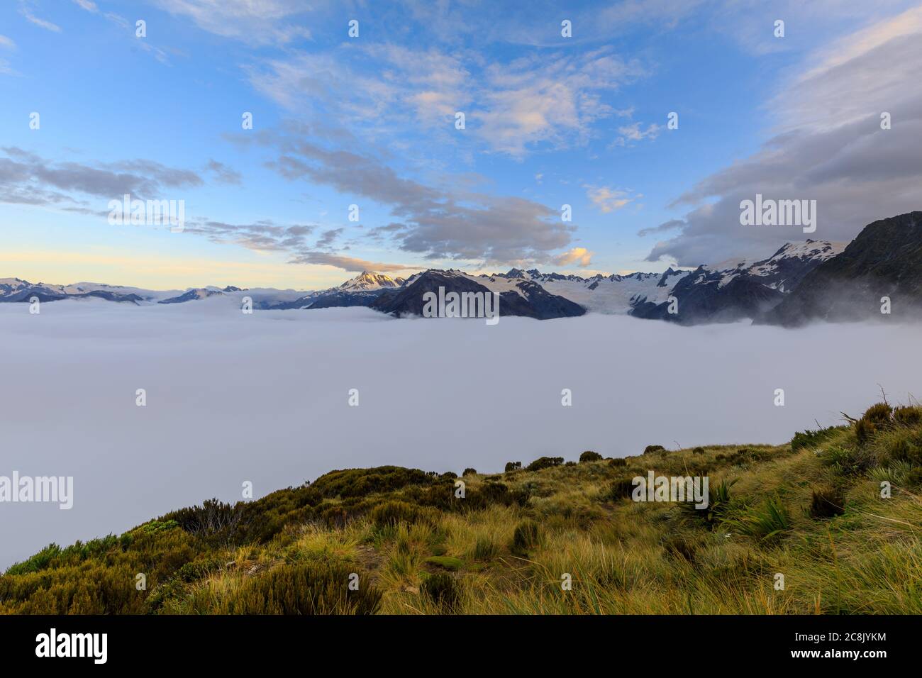 Inversione di nuvola sulla valle Franz Josef con la maggior parte del ghiacciaio Franz Josef oscurato dalle nuvole dopo il tramonto, vista da Alex Knob. Foto Stock