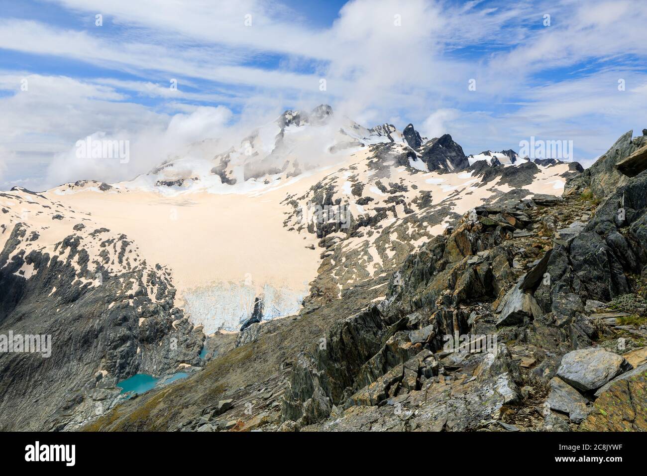 Vista di un ghiacciaio sul monte Brewster dalla cima del monte Armstrong, colorato di rosso dagli incendi della foresta australiana del 2020, presi dalla pista di Brewster in Foto Stock