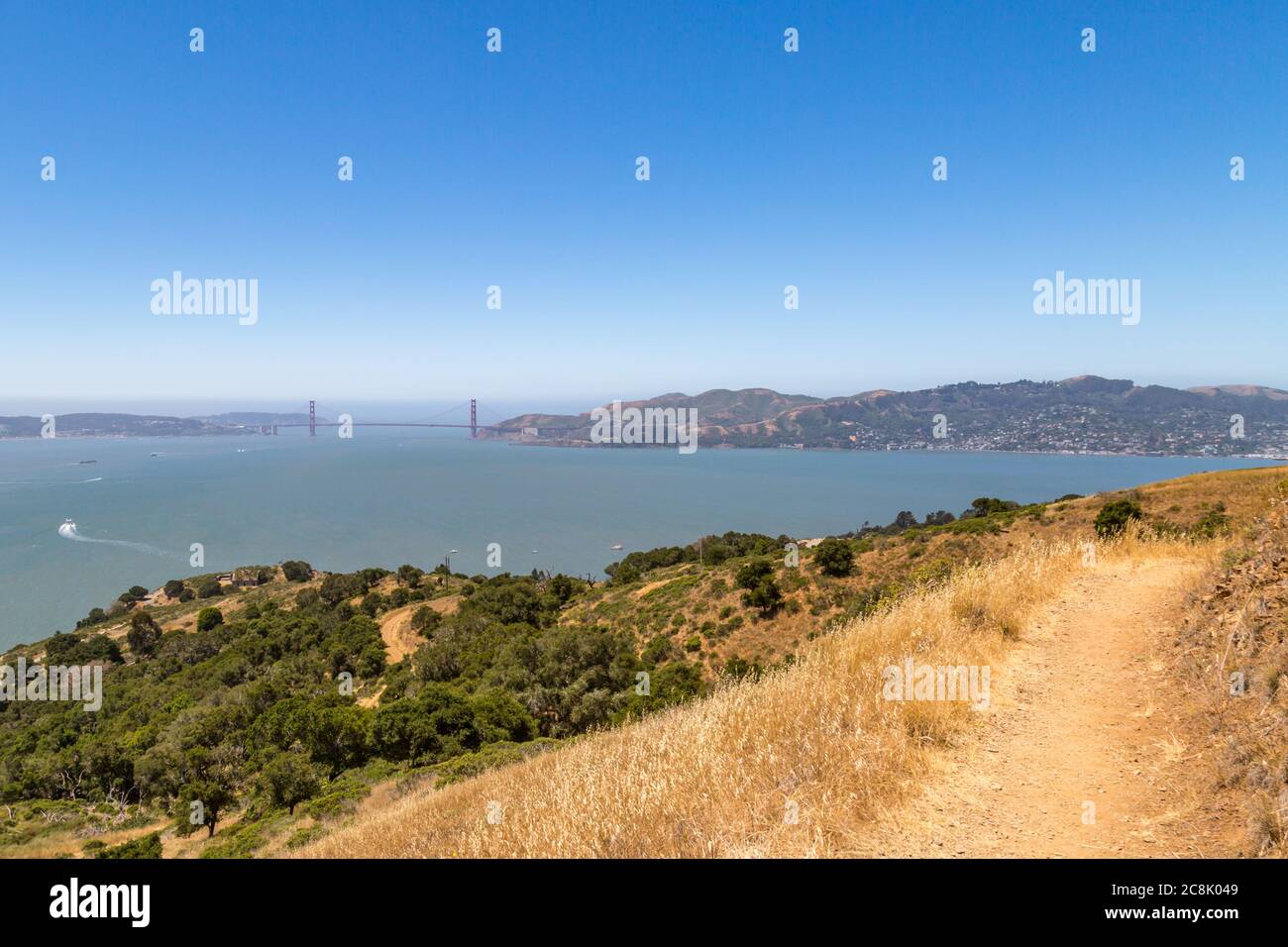 Guardando verso il Golden Gate Bridge, da un sentiero su Angel Island Foto Stock