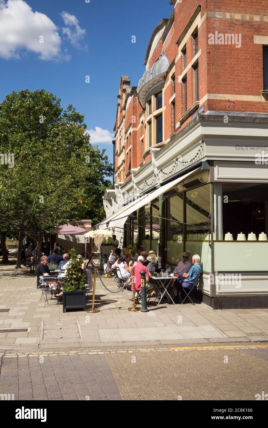 Ristorante all'aperto all'esterno del cinema e caffetteria degli Olympic Studios, Church Road, Barnes, Londra, SW13, Regno Unito Foto Stock