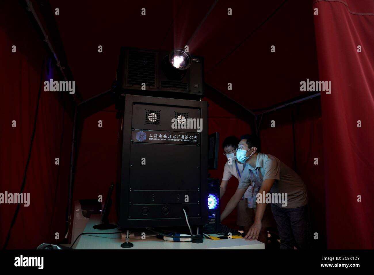 Shanghai, Cina. 25 luglio 2020. I projectionists lavorano presso il sito di proiezione all'aperto durante il Festival Internazionale del Cinema di Shanghai, Cina orientale, 25 luglio 2020. Il Festival Internazionale del Film di Shanghai è stato inaugurato sabato. Per la prima volta, il festival ha lanciato proiezioni all'aperto, che coprono 7 distretti commerciali e più di 30 comunità a Shanghai. Credit: Liu Ying/Xinhua/Alamy Live News Foto Stock