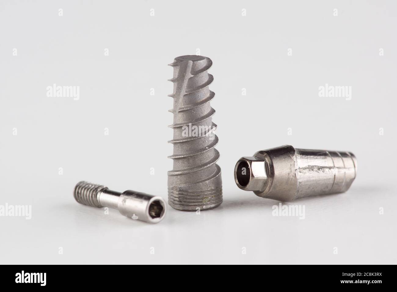 impianto dentale in titanio con elementi di bloccaggio isolati su sfondo bianco Foto Stock