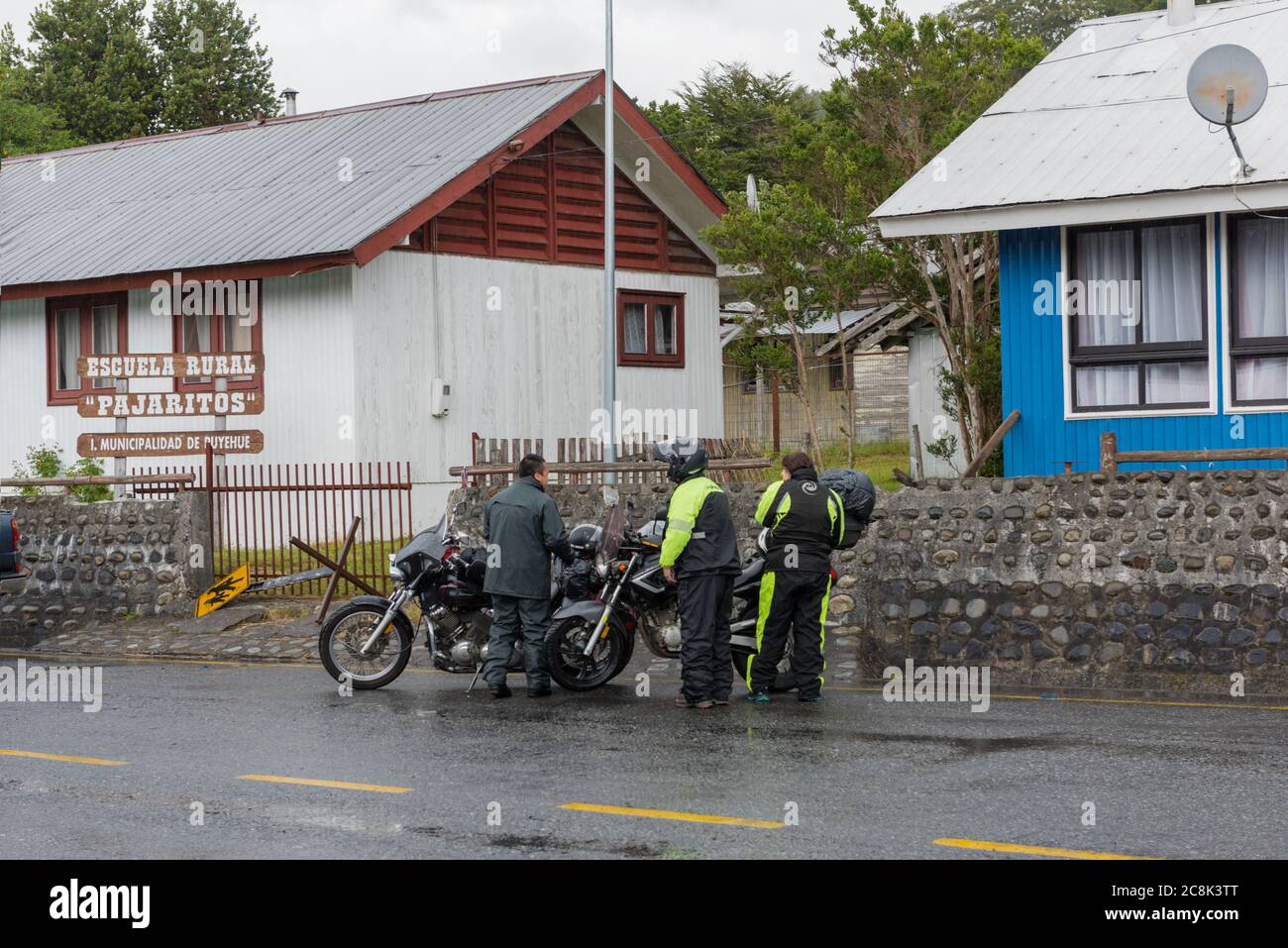 Motociclista al confine con l'Argentina del Cile a Puyehue, Cile Foto Stock