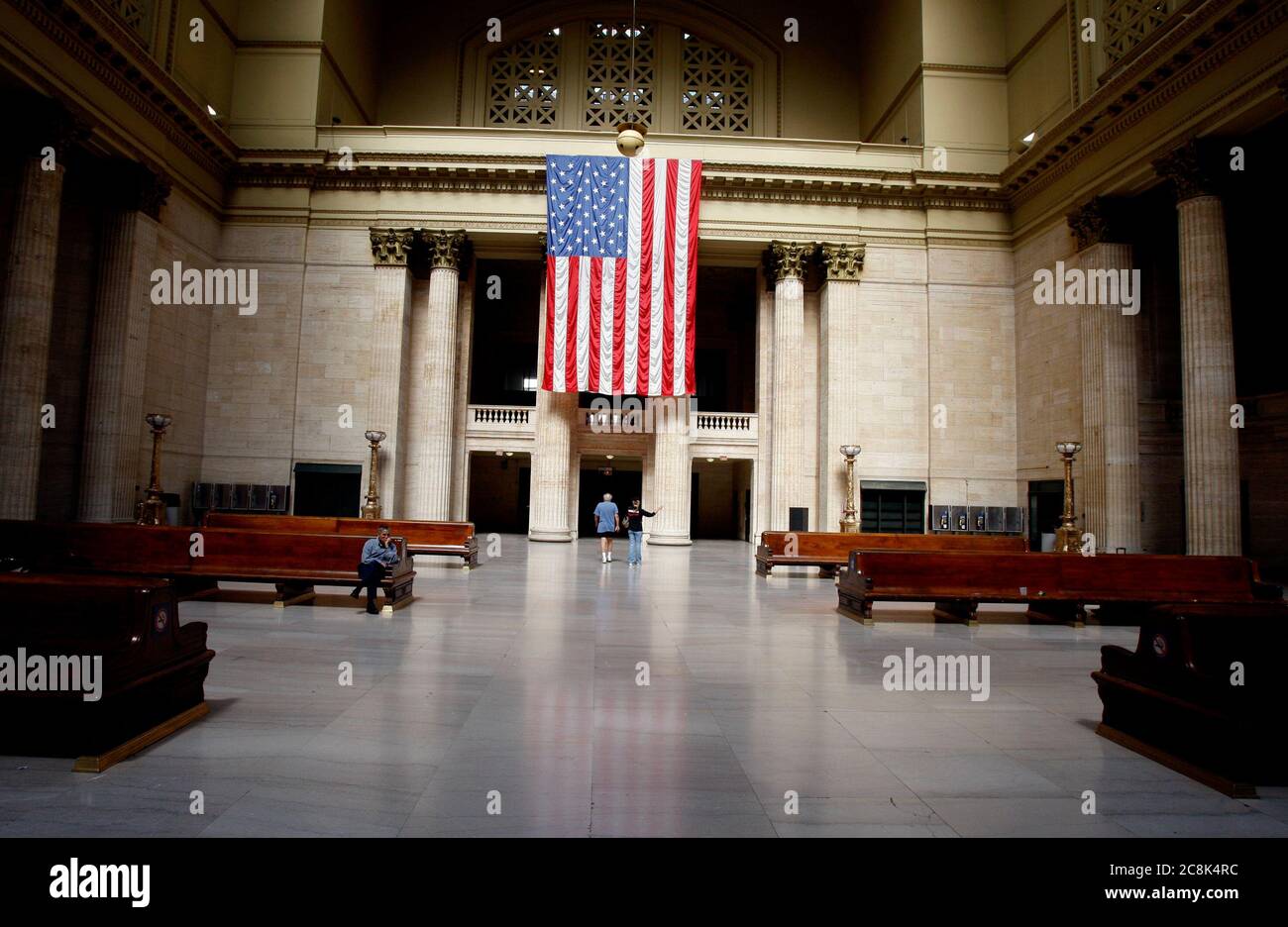 Sala d'attesa alla stazione ferroviaria di Chicago Union. Bandiera americana sullo sfondo. Foto Gippe Gustafsson Foto Stock