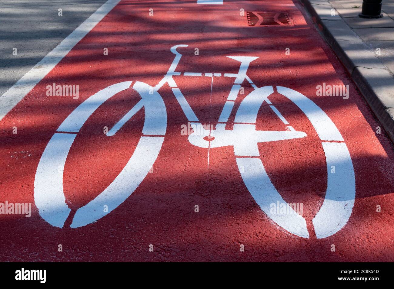 Rendendo la superficie stradale contrassegni su un viale in estate Foto Stock