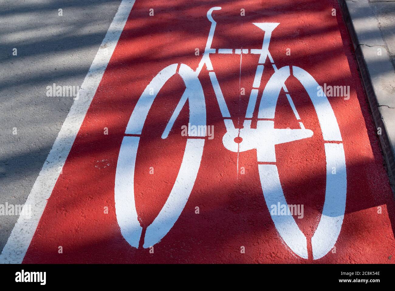 Rendendo la superficie stradale contrassegni su un viale in estate Foto Stock