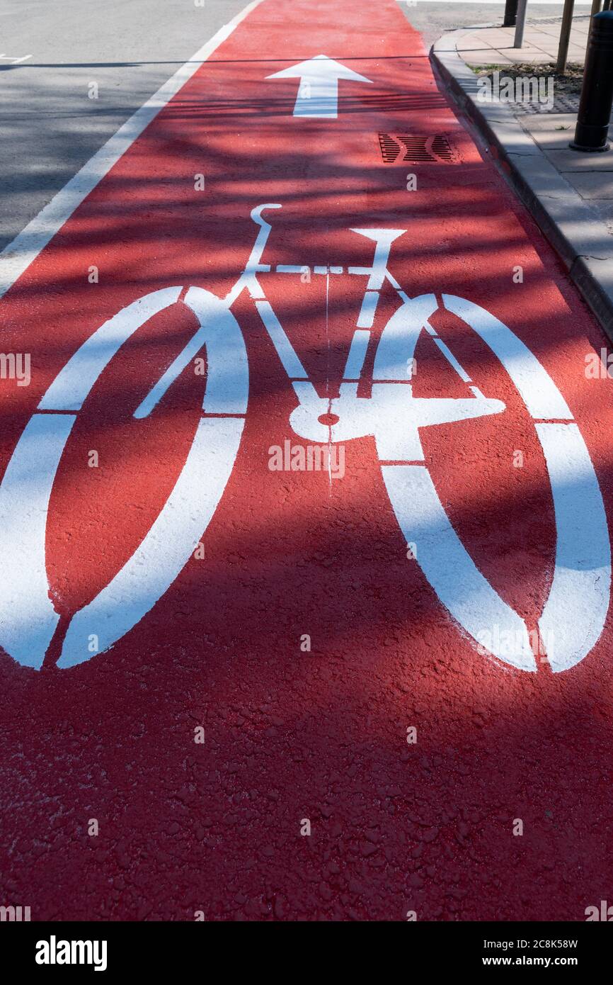 Rendendo la superficie stradale contrassegni su un viale in estate Foto Stock