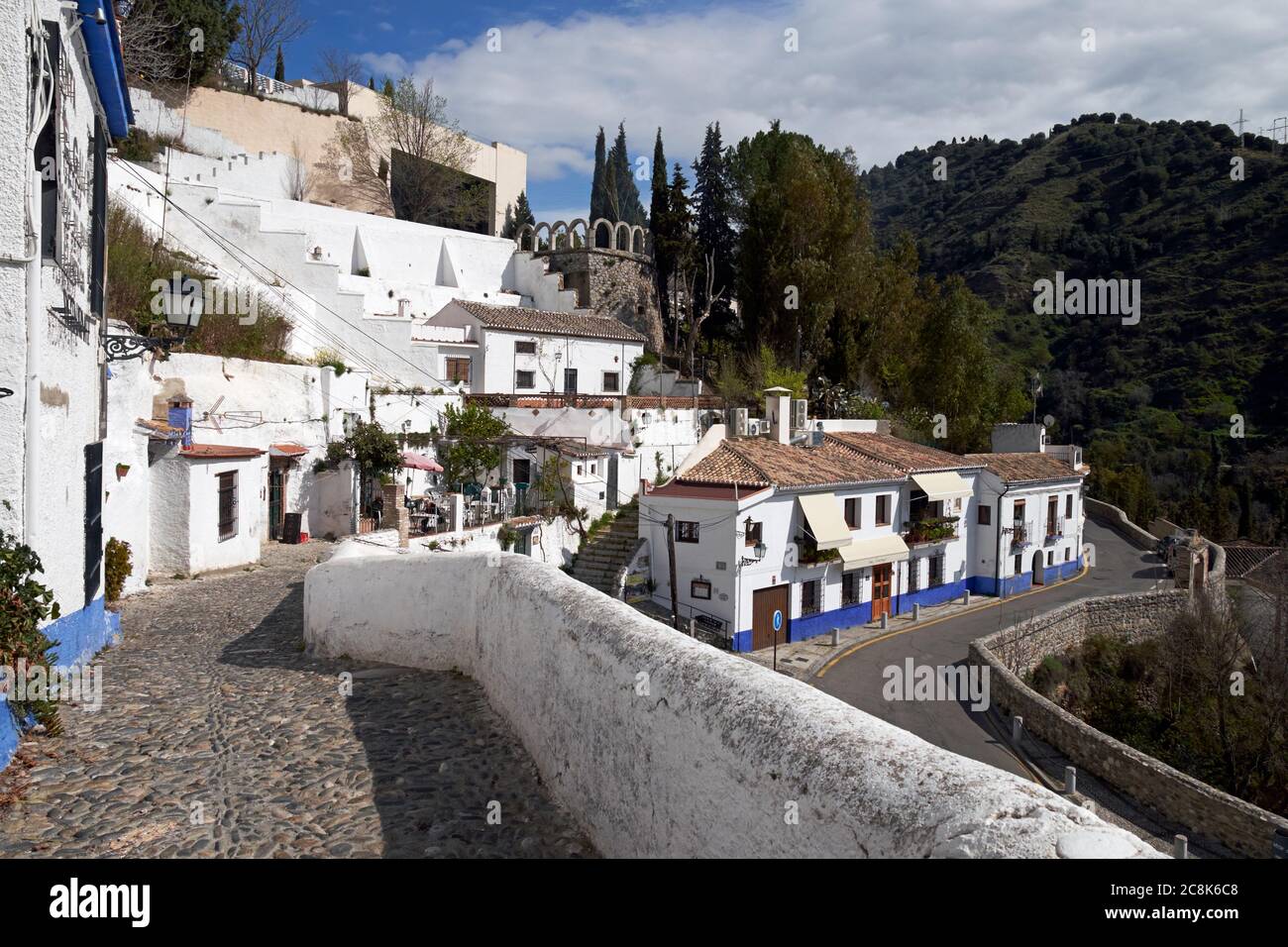 Barranco de los Negros, una stretta strada collinare nel quartiere gitano di Sacromonte, Granada, Andalusia, Spagna. Foto Stock