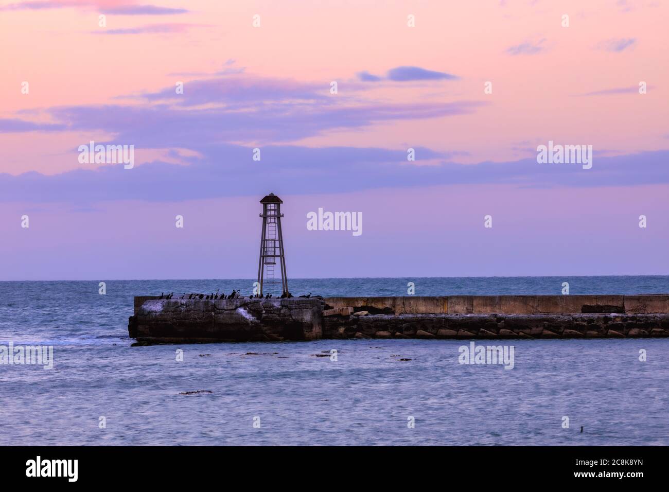 Il frangiflutti nel porto di Oamaru all'alba, poco prima dell'alba. Foto Stock