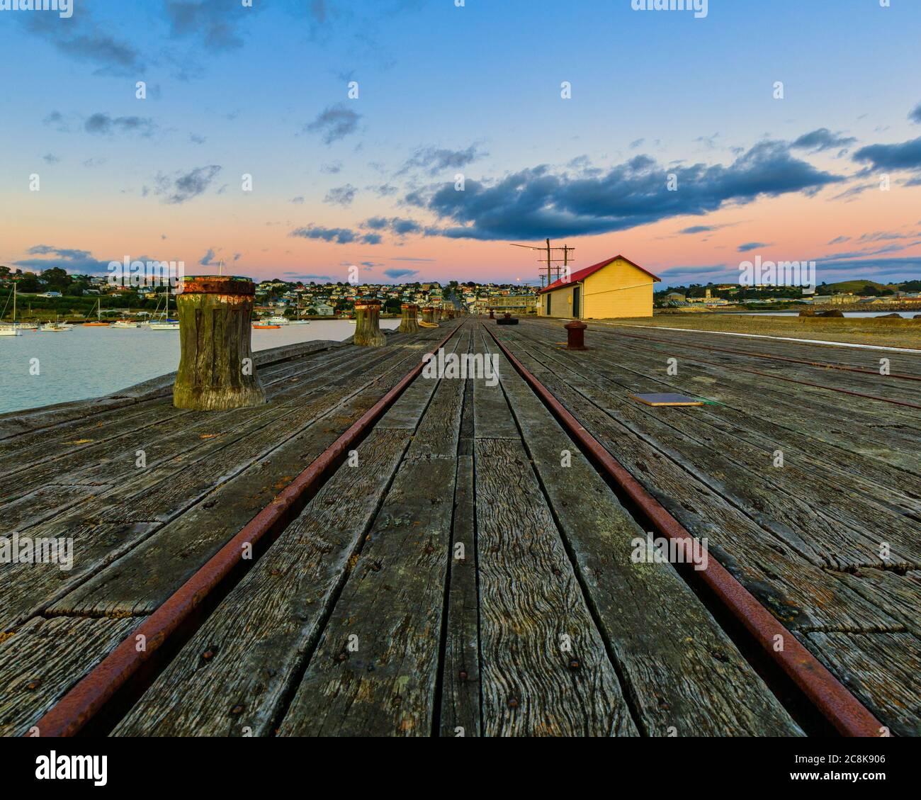 La banchina nel porto di Oamaru all'alba, poco prima dell'alba. Foto Stock