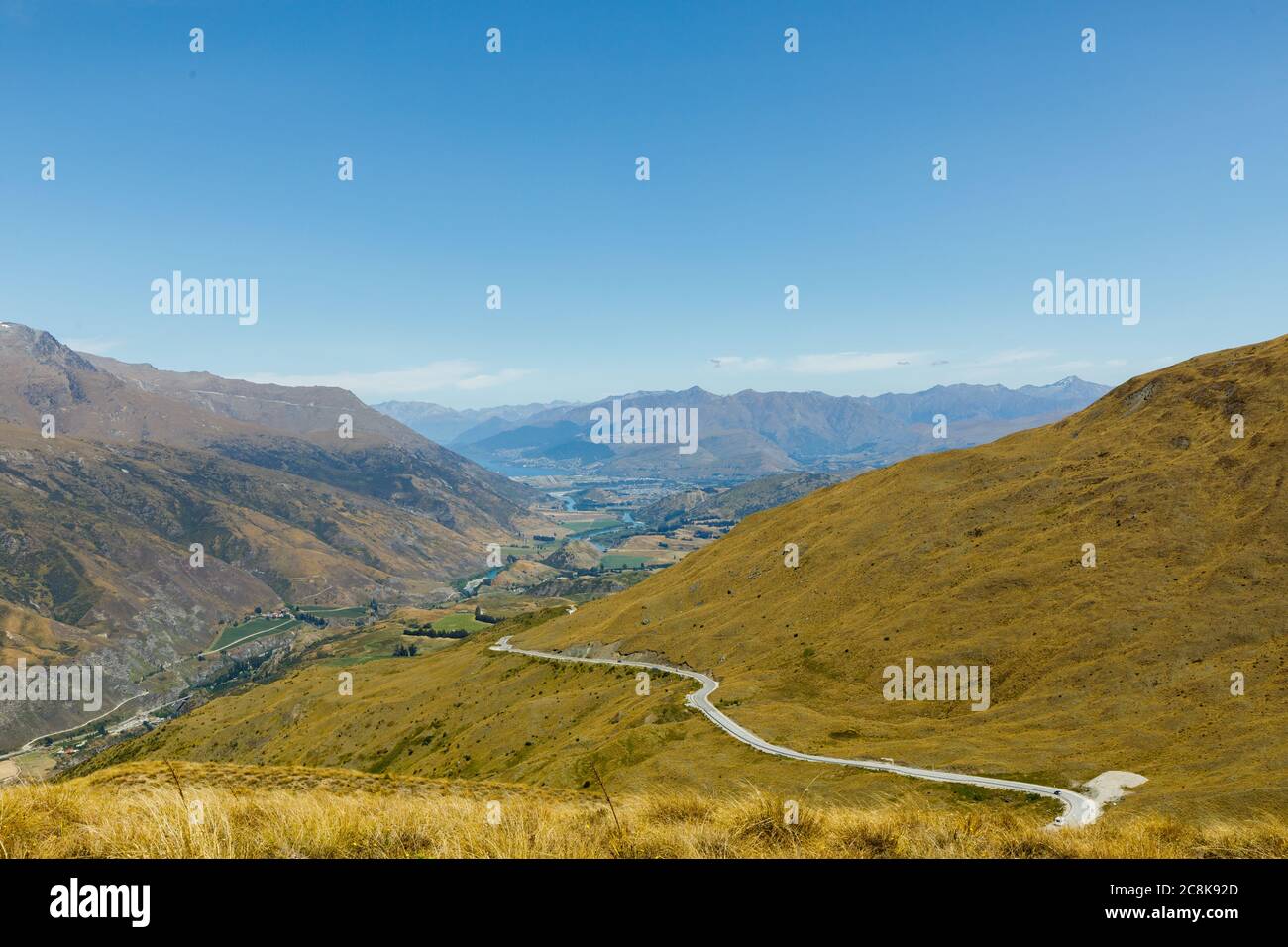 La vista di Queenstown dalla pista dell'Area di conservazione di Pisa Foto Stock