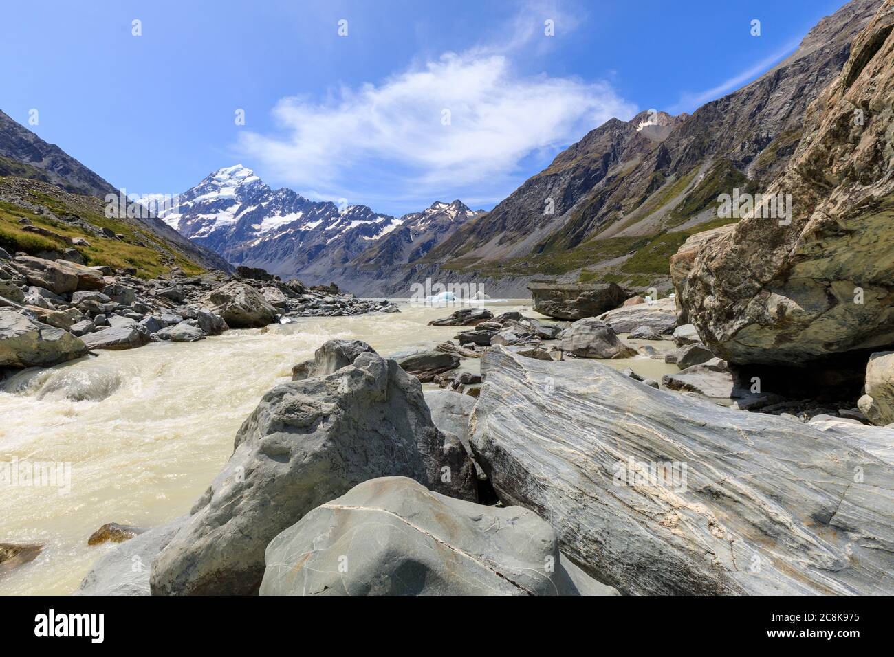 Hooker River che sgocciolano dal lago glaciale, Hooker Lake con il monte Cook sullo sfondo. Foto Stock