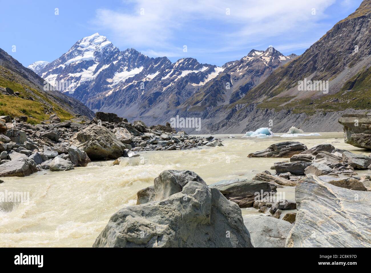 Hooker River che sgocciolano dal lago glaciale, Hooker Lake con il monte Cook sullo sfondo. Foto Stock