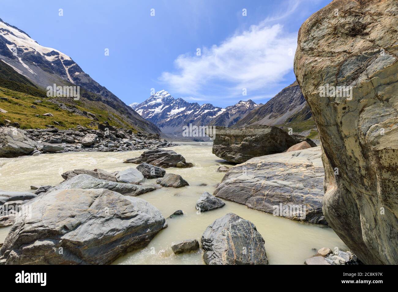 Hooker River che sgocciolano dal lago glaciale, Hooker Lake con il monte Cook sullo sfondo. Foto Stock