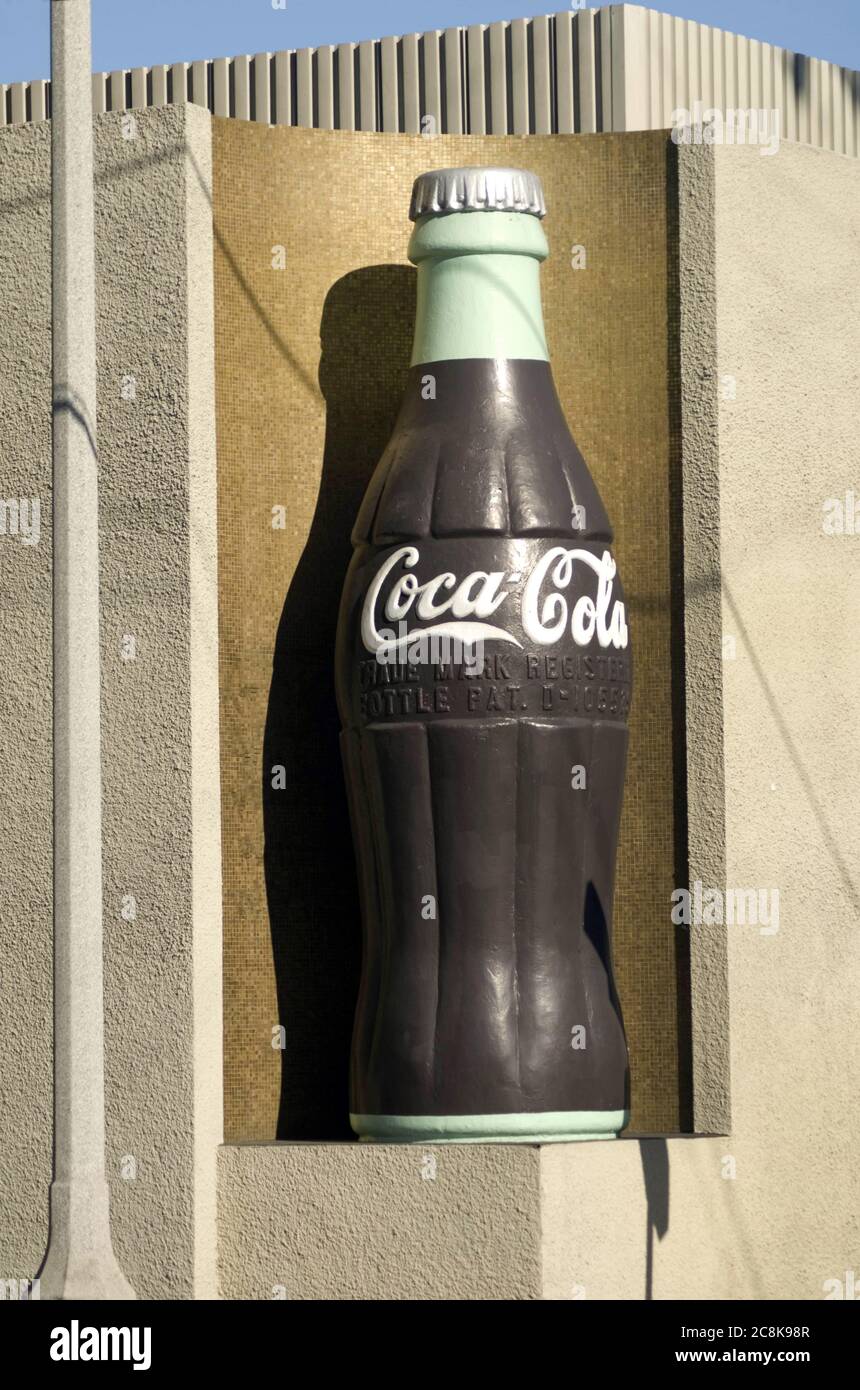 Bottiglia di Coca Cola grande fuori dallo storico stabilimento di imbottigliamento della Coca Cola art deco nel centro di Los Angeles, California Foto Stock