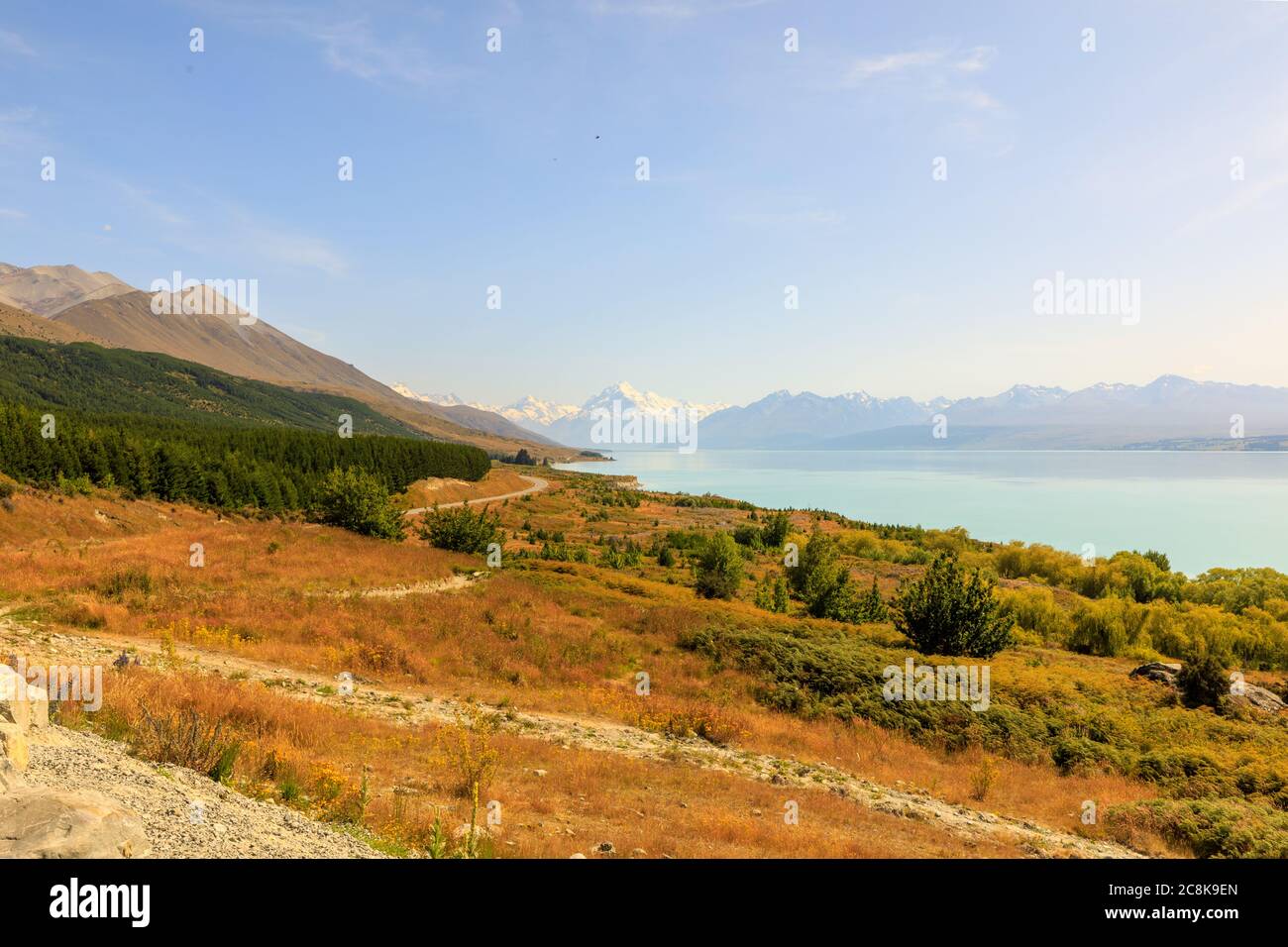 La vista dal Peters Lookout sull'autostrada 80 sul lago Pukaki, che conduce il monte Cook sullo sfondo. Foto Stock