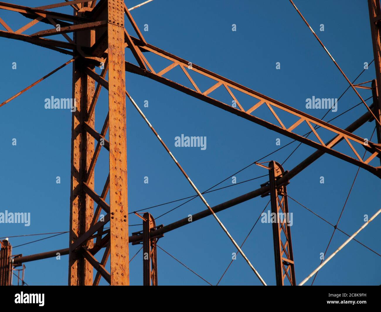 Un closeup del supporto di gas di ghisa, ora demolito, a Branksome, Poole, Inghilterra mostrando le sezioni di collegamento e le traverse contro un trasparente Foto Stock