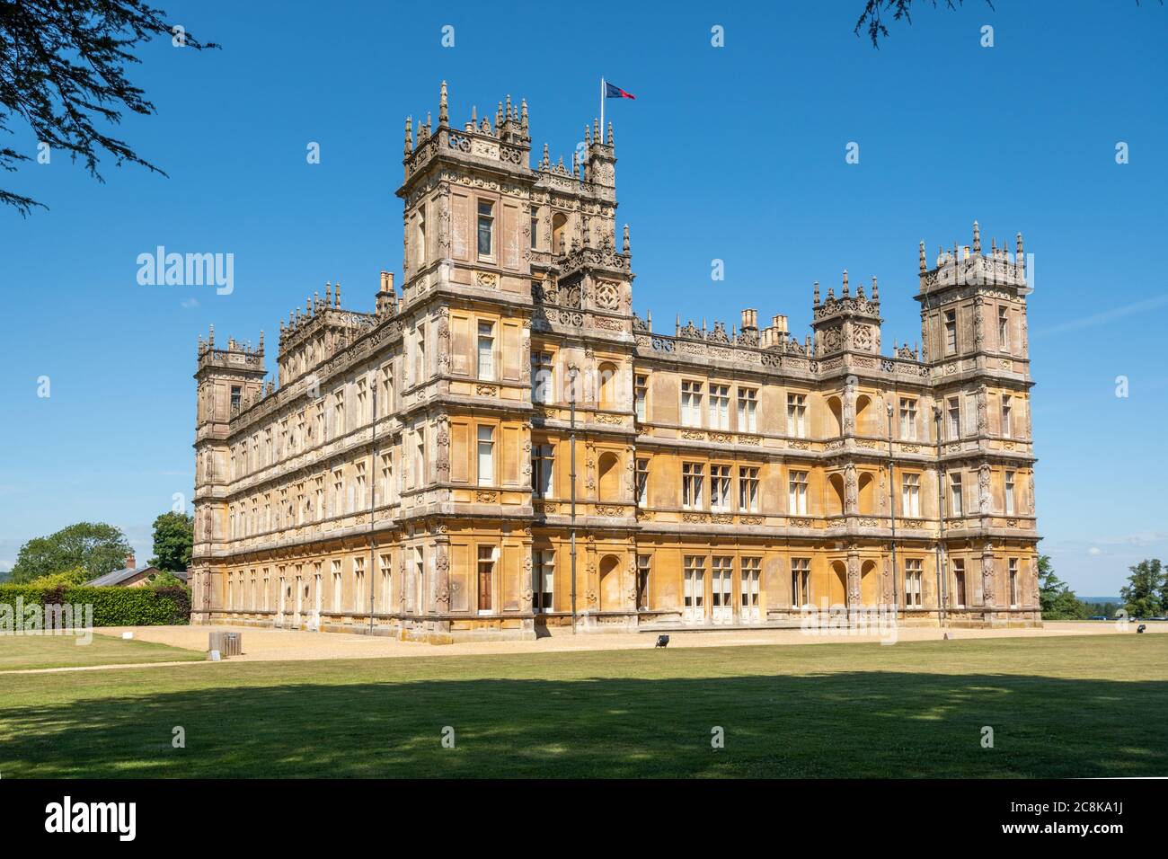 Highclere Castle, famoso come location per la serie televisiva Downton Abbey, residenza di campagna in Hampshire, Inghilterra, Regno Unito Foto Stock