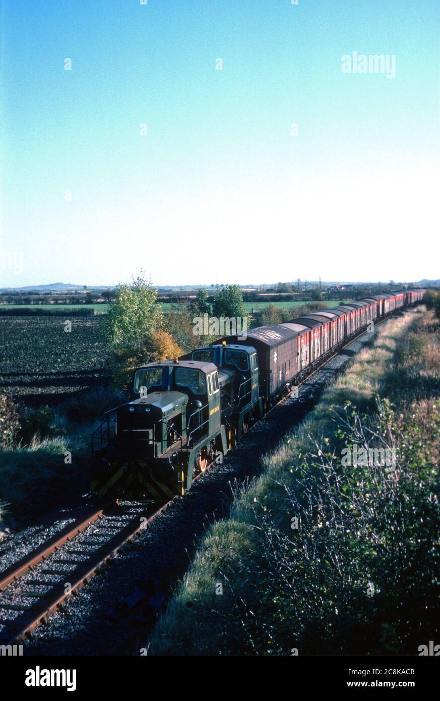 Locomotivi militari diesel n. 264SA e 262SA sulla linea di filiale di Kineton con un treno da Fenny Compton, Warwickshire, Regno Unito. 29 ottobre 1986. Foto Stock