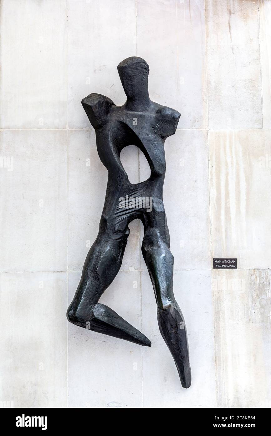 Scultura 'uomo e donna' di Willi Soukop RA montata su una parete di Petty France, Westmenster, Londra, Regno Unito Foto Stock