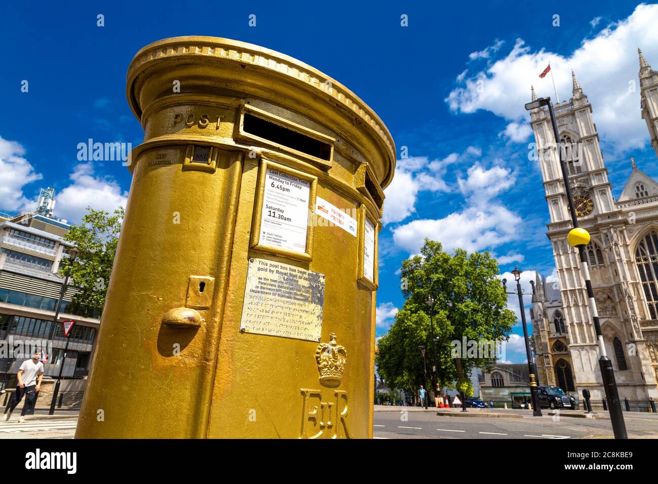 La scatola dipinse oro per celebrare Londra come la città ospitante dei Giochi Olimpici e Paralimpici del 2012, Tothill Street, Londra, Regno Unito Foto Stock