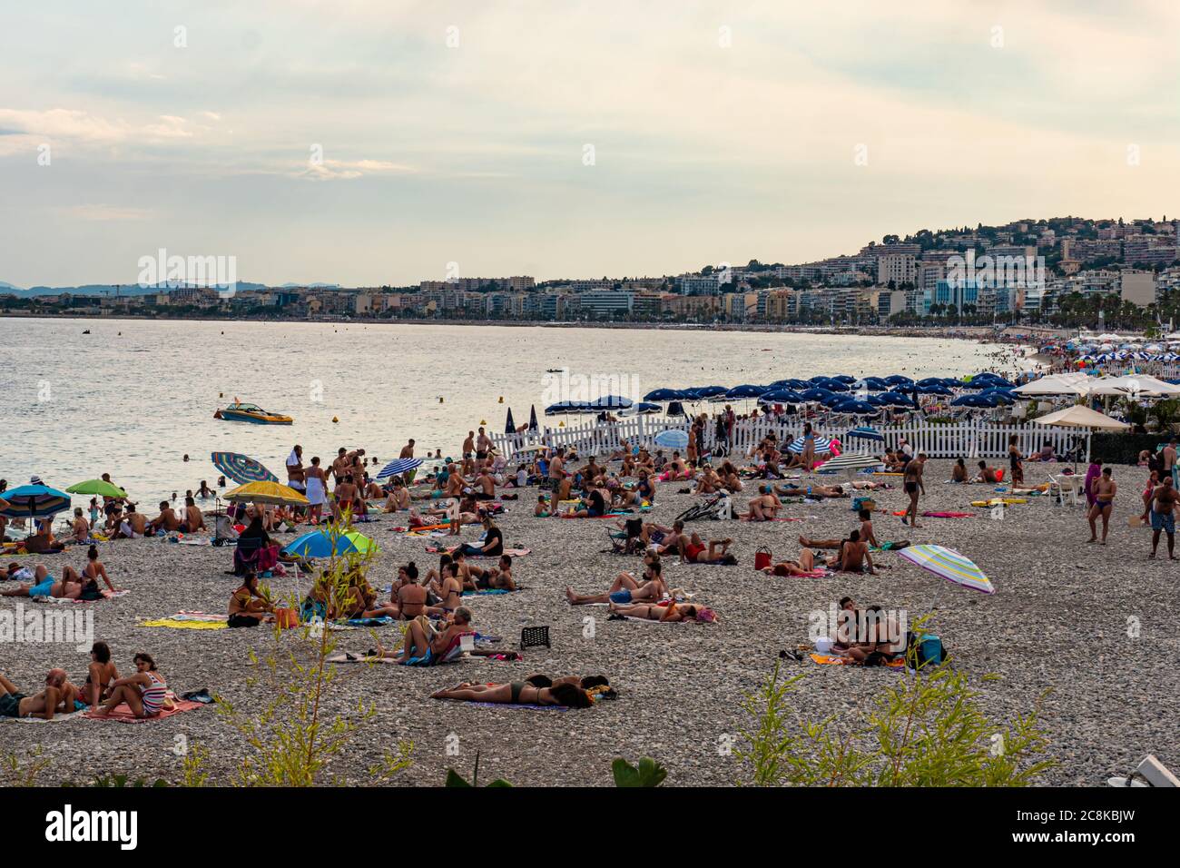 Le spiagge e Beach Club della Riviera di Nizza - CITTÀ DI NIZZA, FRANCIA - 10 LUGLIO 2020 Foto Stock