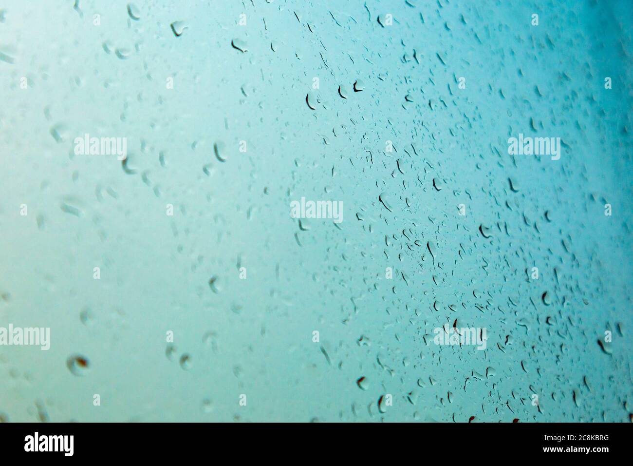 Gocce di pioggia su un vetro Foto Stock