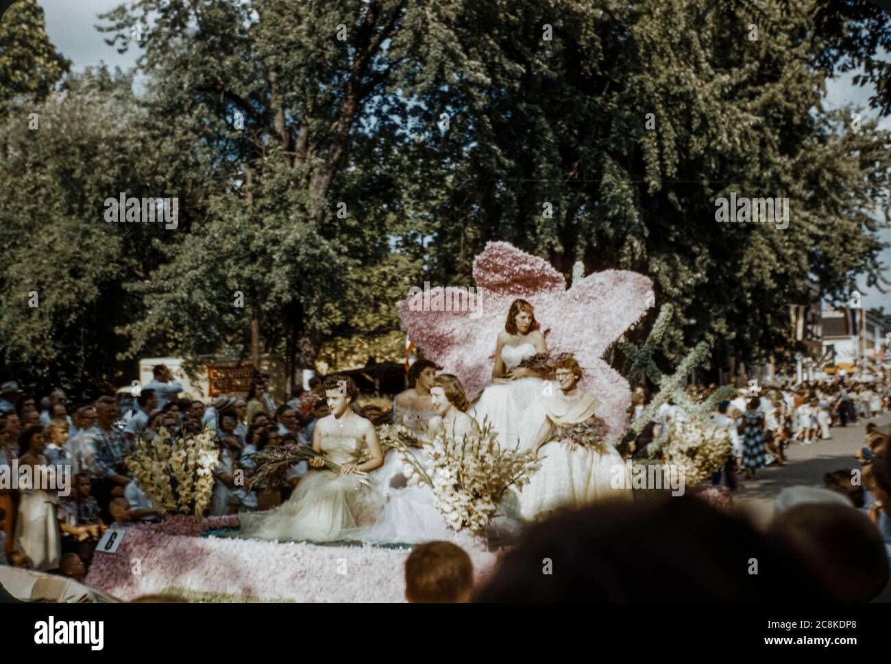 Beauty Queens che cavalcano un galleggiante in una parata del 1952 negli Stati Uniti d'America Foto Stock
