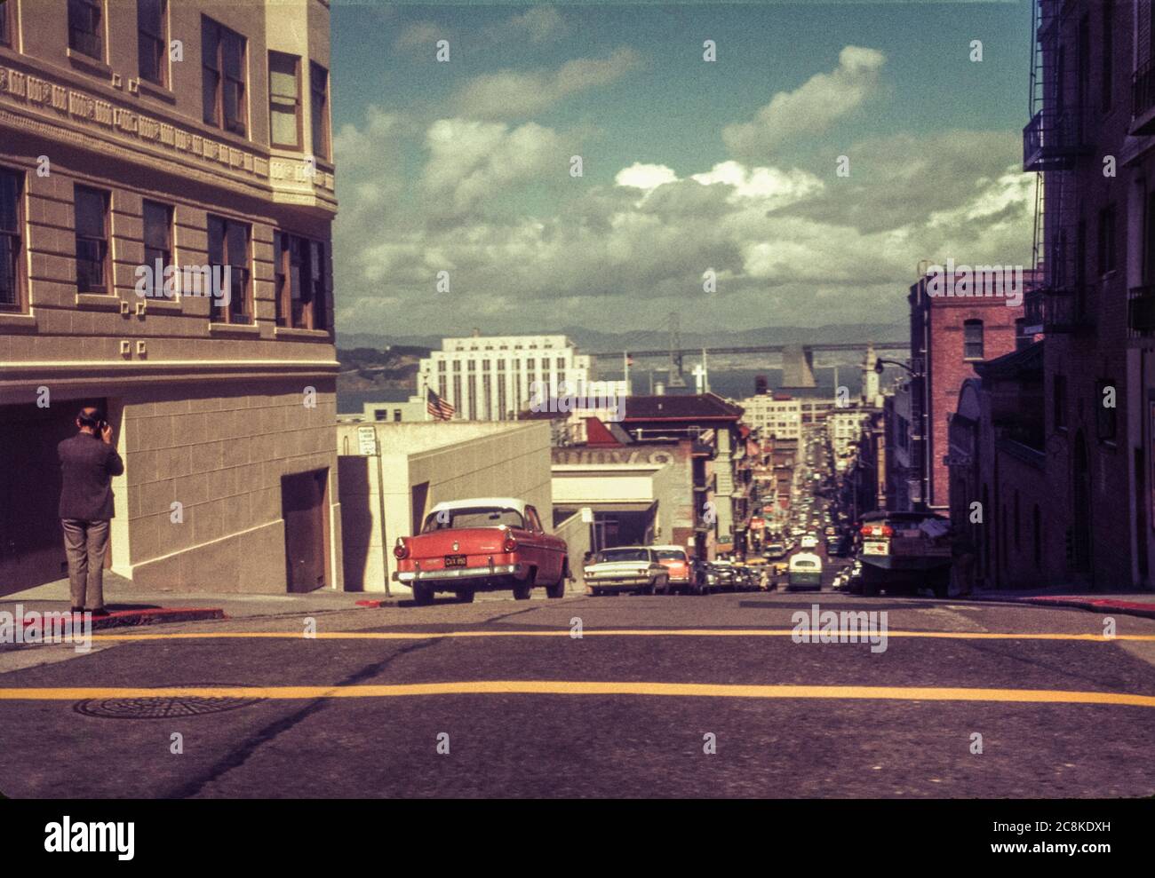 San Francisco Street City scape guardando verso l'Oakland Bay Bridge nel 1963 Foto Stock