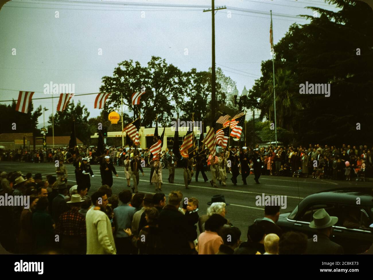 Veterani delle forze armate degli Stati Uniti che trasportano bandiere americane durante la Parata dei Veterani a Porterville, California nel novembre 1954. Foto Stock